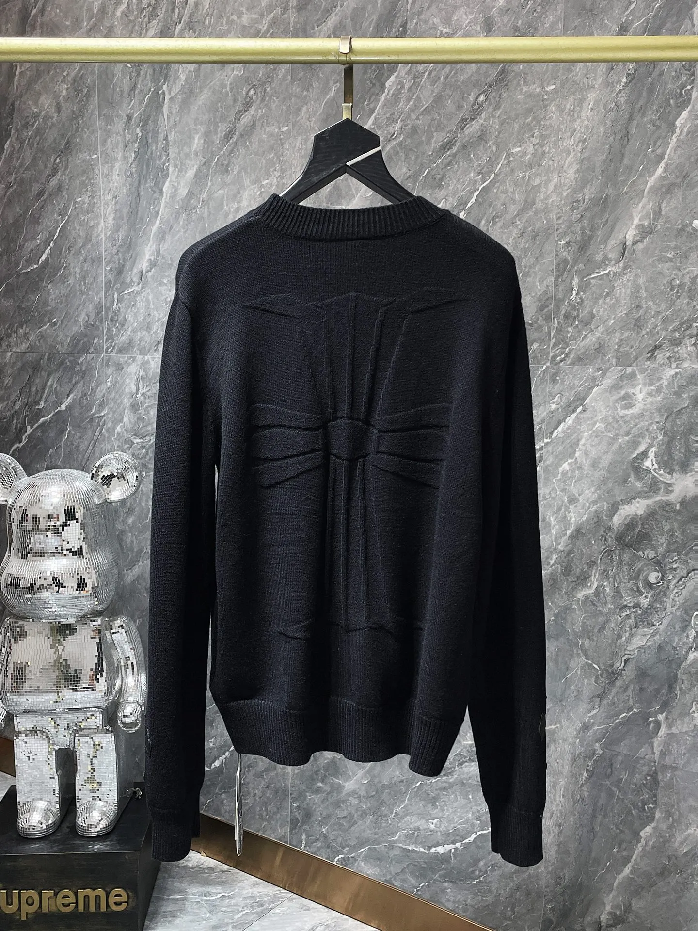 P236 Chrome Hearts 🍁Autumn and winter sweater series🍁 Customized version of hardware logo on the back➕leather cuffs Selected high-quality 100% pure cotton high-weight knitted fabric Special weaving technology Non-common version on the market Recommended colors: black avocado green